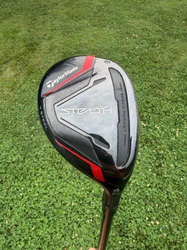 TaylorMade Stealth Rescue 4 Hybrid 22 HZRDUS Smoke Rdx Red Stiff Flex 39.5" +HC