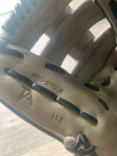 2024 Wilson A2000 RH Infield Baseball Glove 11.5" (Used)