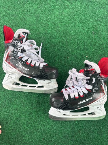 Junior Bauer Vapor Fly30 Hockey Skates (Extra Wide) Size 2.5 (Used)