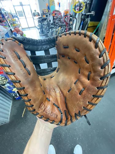 Used Wilson A2000 BB/SB First Base RH Throw Brown 12 1/2" 11337-S000487120
