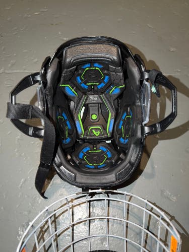 Small Bauer Re-Akt 155 Helmet (Used)