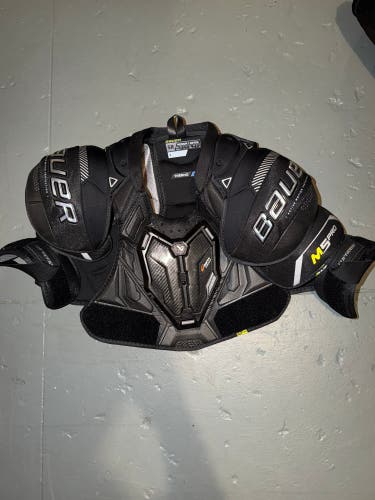 Medium Senior Bauer Supreme M5 Pro Shoulder Pads (Used)