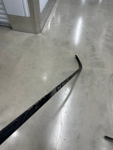 Used once Senior CCM Ribcor Trigger 10 Pro Right Handed Hockey Stick P28 65 Flex (Used)