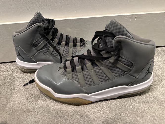 Gray Men's Size M 10.5 (W 11.5) Adult Jordan Max Aura Shoes (Used)