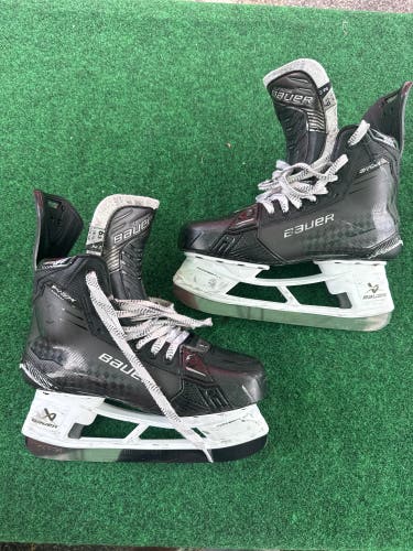 Intermediate Bauer Supreme Shadow Hockey Skates (Fit 2) Size 6.5 (Used)