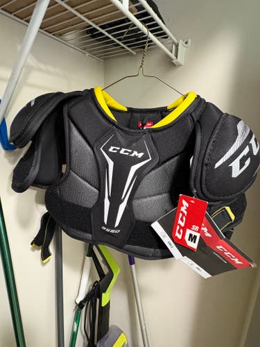 Medium Senior CCM Tacks 9550 Shoulder Pads (New)
