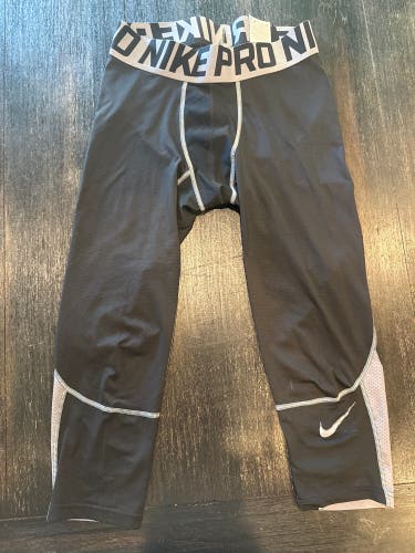 Black Medium Women's Nike Compression 3/4 length )Used)