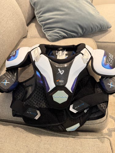 Medium Junior Bauer Vapor Flylite Shoulder Pads (New)