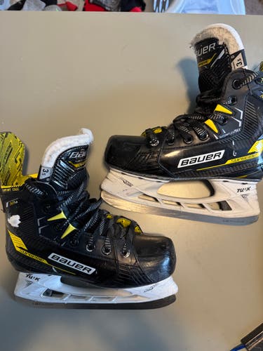 Bauer Supreme M4 Hockey Skates Regular Width Size 3.5 (Used)