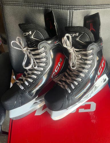 Like New! 2025 CCM JetSpeed FT870 Hockey Skates Regular Width 9