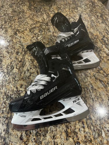 Black 2022 Bauer Supreme Mach Hockey Skates Regular Width 7.5 (Used)