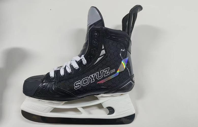 Bauer Soyuz BBS1 Hockey Skates 9.5 Fit 2 comes with steel ( New)