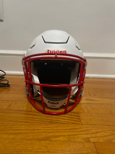 White Riddell SpeedFlex Adult medium Helmet (Used) with (new) facemask.