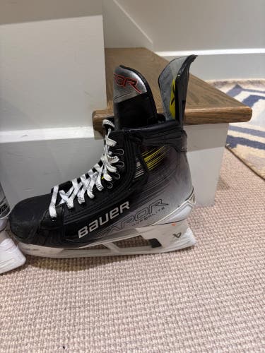 2023 Bauer Vapor Hyperlite 2 Hockey Skates 6.5 (Used)