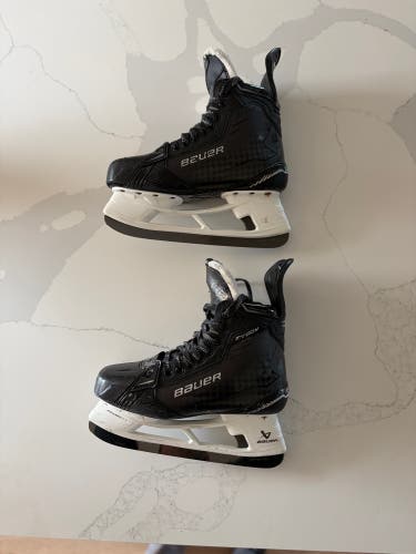 Black 2024 Bauer Supreme Shadow Hockey Skates 8 (Used)