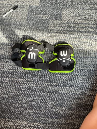 Youth Medium Winnwell Classic Elbow Pads (New)