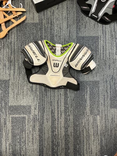 Small Senior Winnwell AMP 500 Shoulder Pads (Used)
