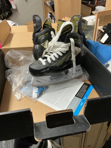 Black 2022 True Catalyst 9 Hockey Skates Regular Width Size 4 (New)
