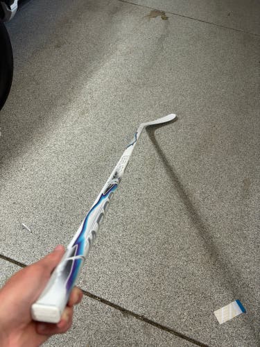 Senior Bauer Vapor Flylite Right Handed Hockey Stick P28 77 Flex (New)