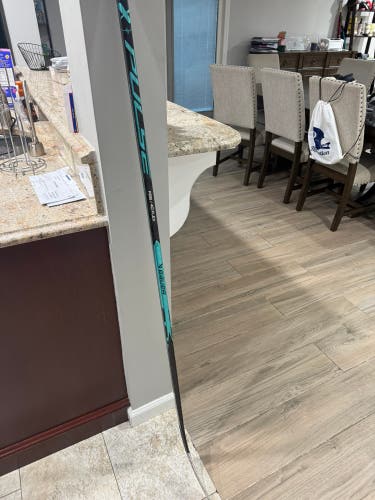 Junior Bauer Pulse Right Handed Hockey Stick P28 40 Flex (Used)