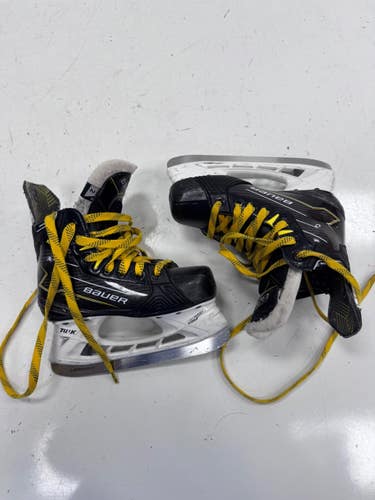Used Bauer M40 Junior Hockey Skate Junior 02 11860-S000312772