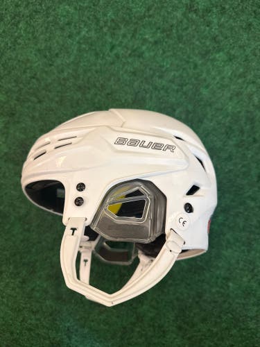 White Small Bauer Re-Akt 95 Helmet (Used)