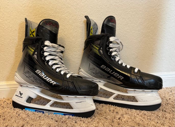2023 Bauer Vapor Hyperlite 2 Hockey Skates Regular Width 9.5 (Used)