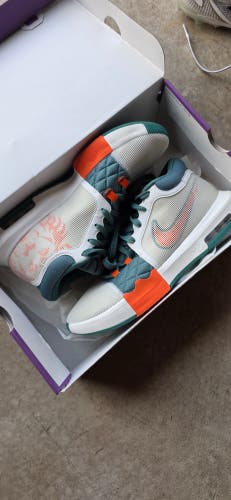 Men's Size M 11.5 (W 12.5) Nike Shoes (New)