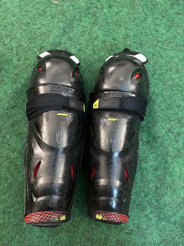 Intermediate Bauer Vapor Hyperlite Shin Pads 14" (Used)