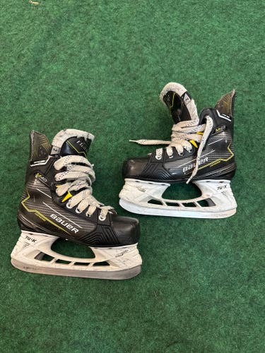 Junior Bauer Supreme M40 Hockey Skates (Regular) Size 2 (Used)