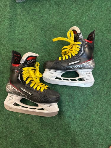 Intermediate Bauer Vapor 3X Hockey Skates Size (Fit 3) Size 4 (Used)