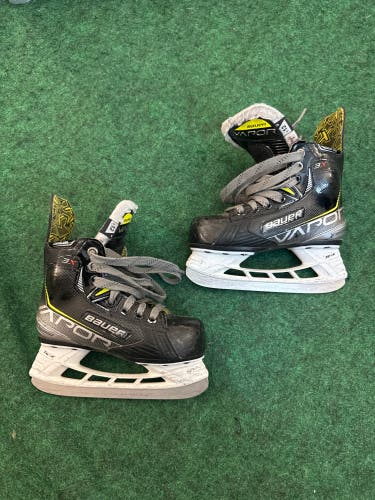 Youth Bauer Vapor 3X Hockey Skates (Regular) Size 12y (Used)