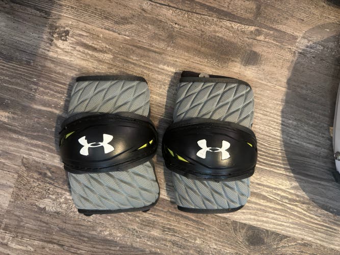 Medium Under Armour Arm Pads (Used)