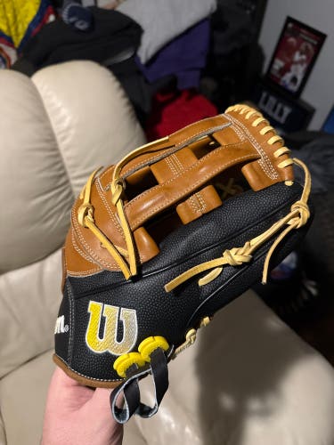 Wilson A2000 RH Outfield Baseball Glove 12.75" (New)