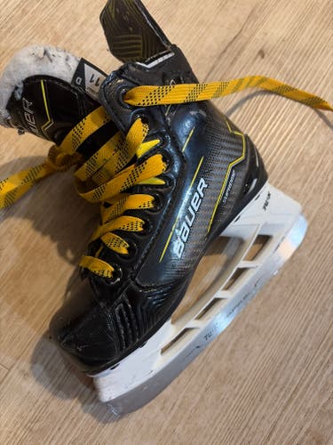 Black Bauer Supreme M40 Hockey Skates 11 (Used)