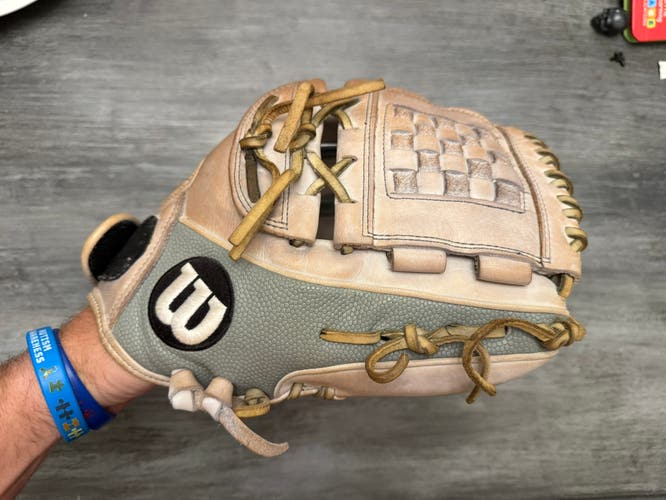 Wilson A2000 RH Softball Glove 12" (Used)