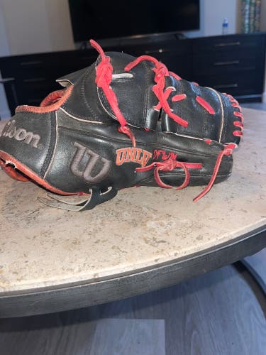 2025 Wilson A2000 RH Pitcher's Baseball Glove 11.75" (Used)