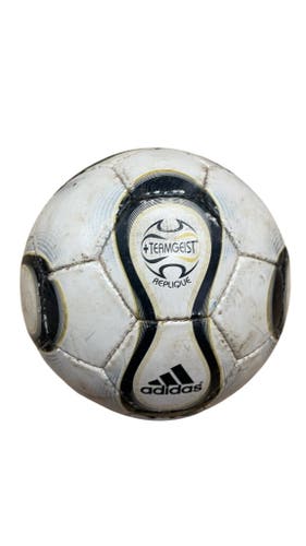 Adidas Teamgeist Replique Soccer Ball