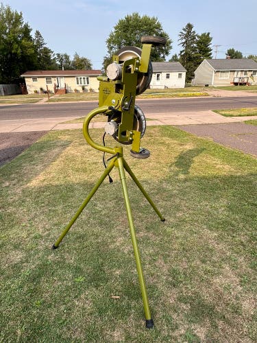 Mound Yeti 2 Dual-Wheel Pitching Machin