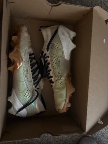 Green Men's Size M 8.5 (W 9.5) Adult Under Armour Molded Cleats Cleats (Used)