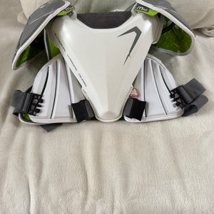 Medium Youth Maverik Max Shoulder Pads (Used)