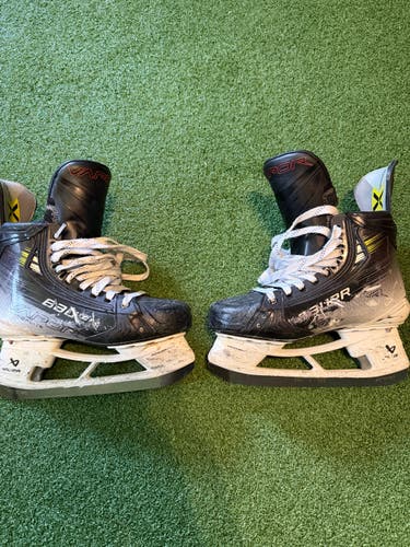 Bauer Vapor Hyperlite 2 Hockey Skates 6.5 (Used)