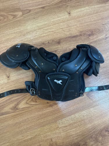 Small Youth Xenith Flyte Shoulder Pads (Used)