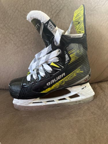 Black/Yellow 2023 Bauer Vapor X4 Hockey Skates Regular Width 13.5 (Used)