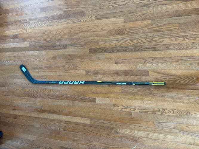 Senior Bauer TotalOne Right Handed Hockey Stick 87 Flex P106 (New)