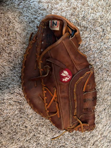 Nokona Walnut RH First Base Baseball Glove 14" (New)