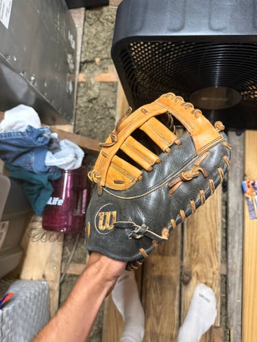 Wilson A2000 RH First Base Baseball Glove 34" (Used)