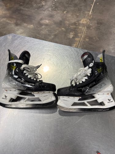 Black/Gray 2023 Bauer Vapor Hyperlite 2 Hockey Skates Regular Width 10 (Used)
