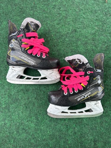 Junior Bauer Supreme M40 Hockey Skates (Regular) Size 1.5 (Used)