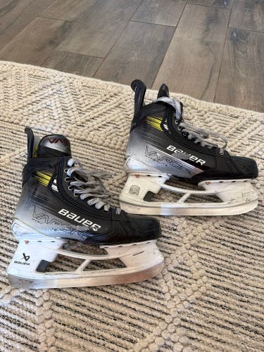 2023 Bauer Vapor Hyperlite 2 Hockey Skates Fit 2 size 8.5 (Used)